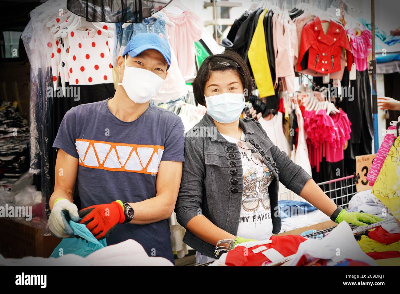 Ein Händler trägt eine covid-19 Maske, bei der Arbeit trotz der Wirtschaftskrise durch das Coronavirus . Turin, Italien - Mai 2020 Stockfoto