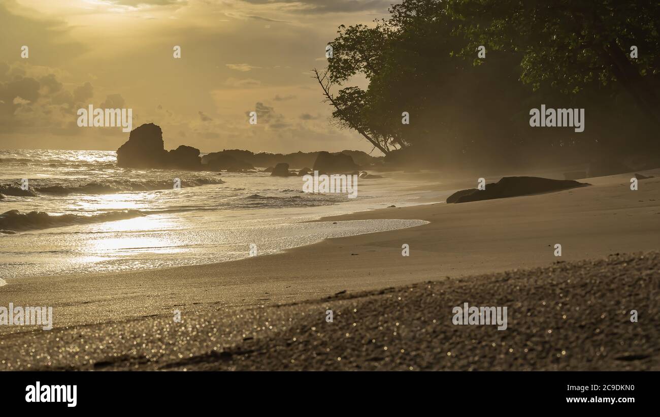 Afrikas Goldküste in Silhouette und Dunst aus dem Meer, die gegen Abend während des Sonnenuntergangs in Axim Ghana Westafrika üblich ist Stockfoto
