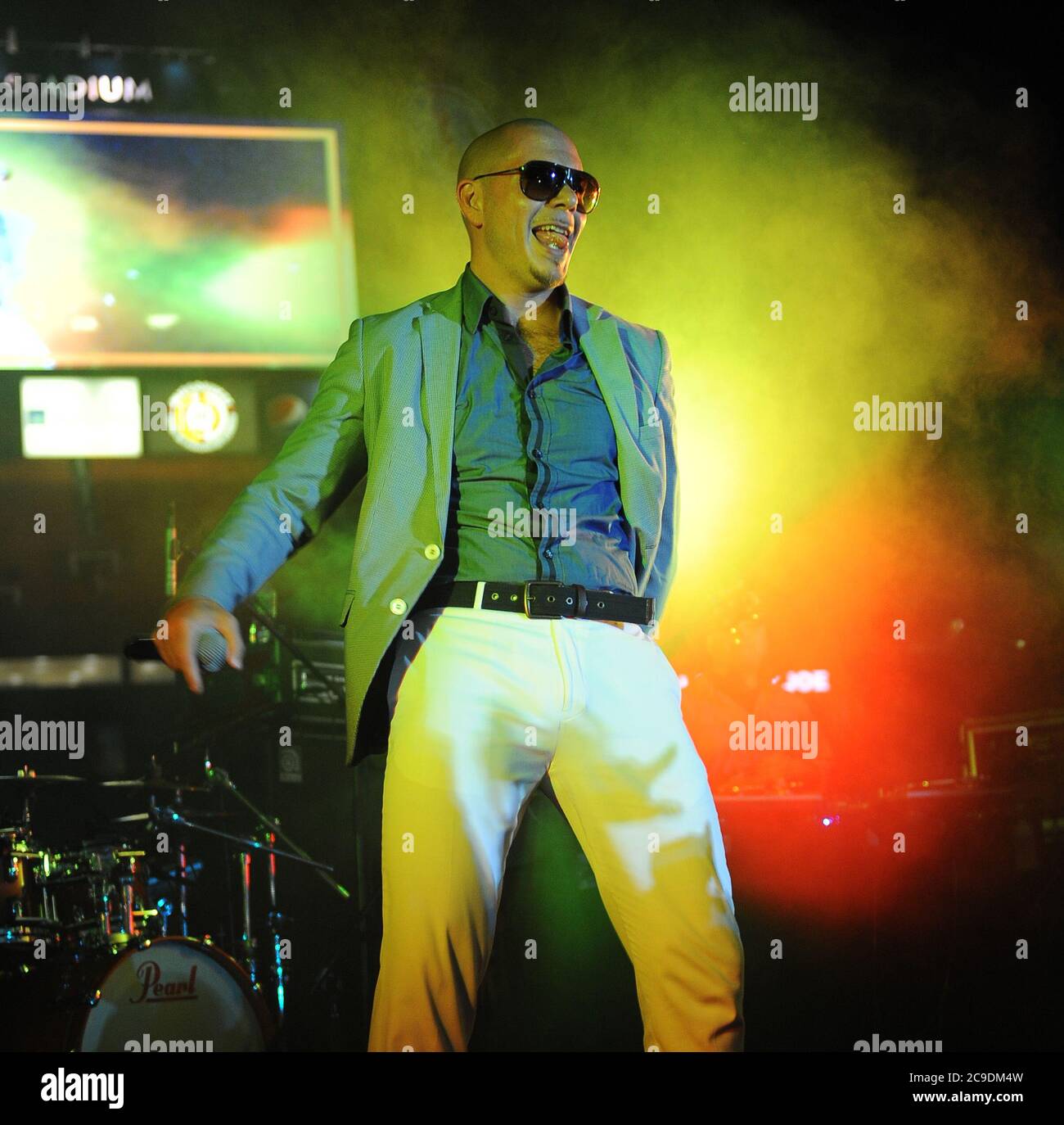 MIAMI GARDENS, FL - SEPTEMBER 04: (EXKLUSIVE BERICHTERSTATTUNG) der in Miami geborene, kubanisch-amerikanische Rapper Pitbull (rmando Christian Prez - geboren am 15. Januar 1981) zeigt seine besten John Travolta Saturday Night Fever Tanzbewegungen in seiner weißen Hose. Rapper und irgendwann in Süd-Florida wohnhaft Fat Joe (aka Joseph Antonio Cartagena - Born: 19-Aug-1970) eröffnete die Show, als Teil des MarlinsÕ Super Samstags Programm, das kostenlose Post-Game-Konzerte während Samstagabend Heimspiele im Sun Life Stadium in Miami Gardens bietet. Pitbull veröffentlichte vor kurzem die unverständliche "Watagatapitusberry" aus seinem kommenden ersten S Stockfoto