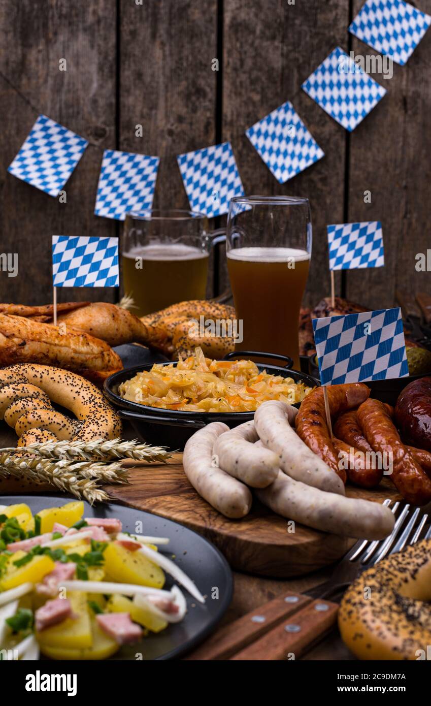 Oktoberfestgerichte mit Bier, Brezel und Wurst Stockfoto