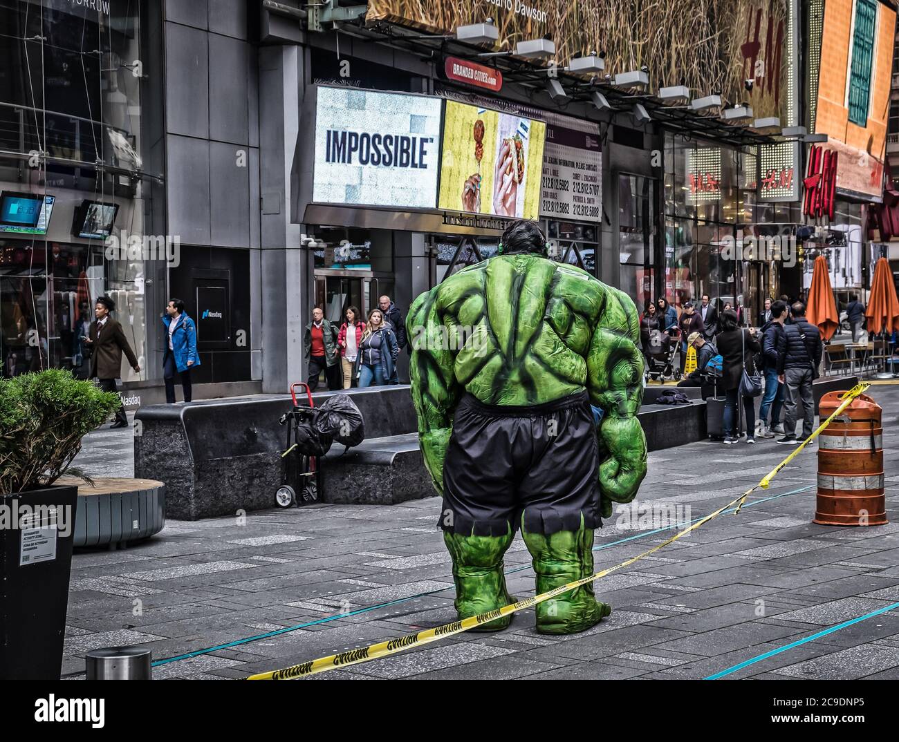New York City, USA, Mai 2019, Straßenkünstler am Times Square in einem Hulk-Outfit Stockfoto