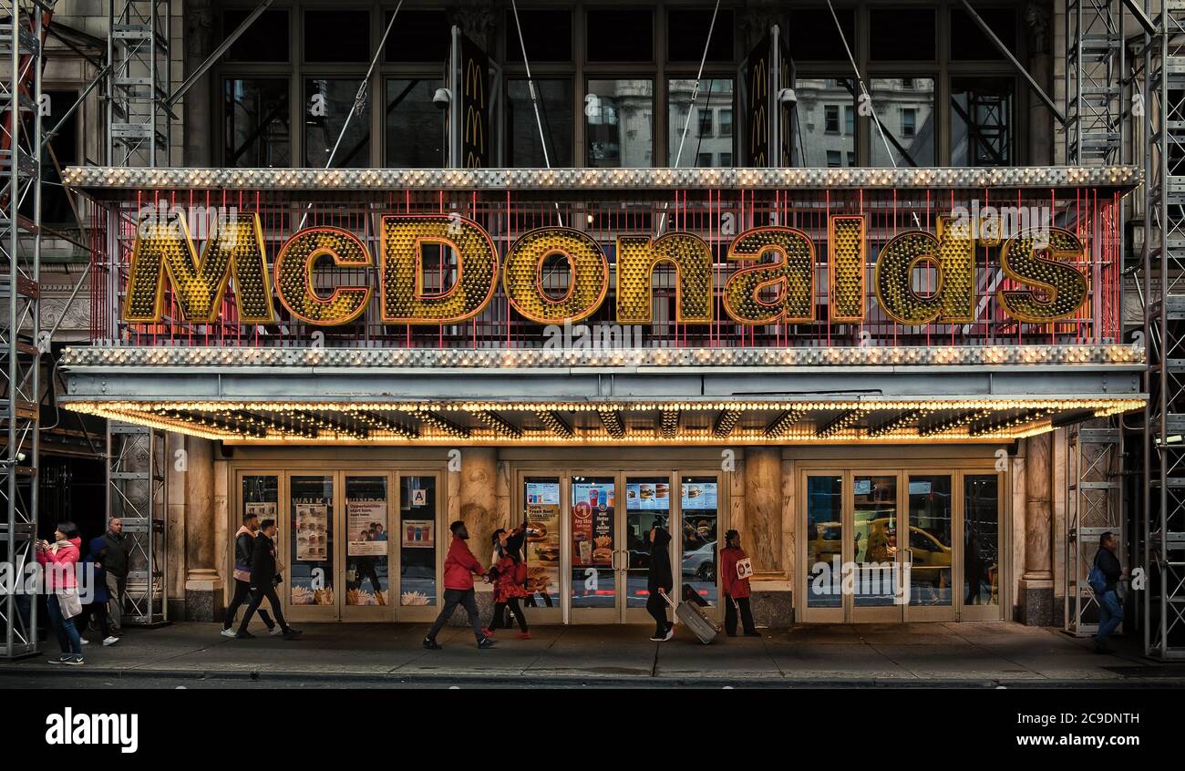 New York City, USA, Mai 2019, Eingang des McDonald's Fast-Food-Restaurants an der 42. Straße zwischen der 8. Und 7. Straße Stockfoto