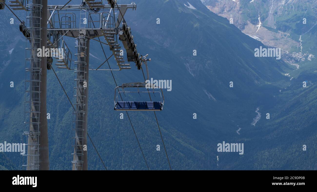 Seilbahn auf Berggipfel mit Bänken in erstaunlichem bergigen Gelände. Stockfoto