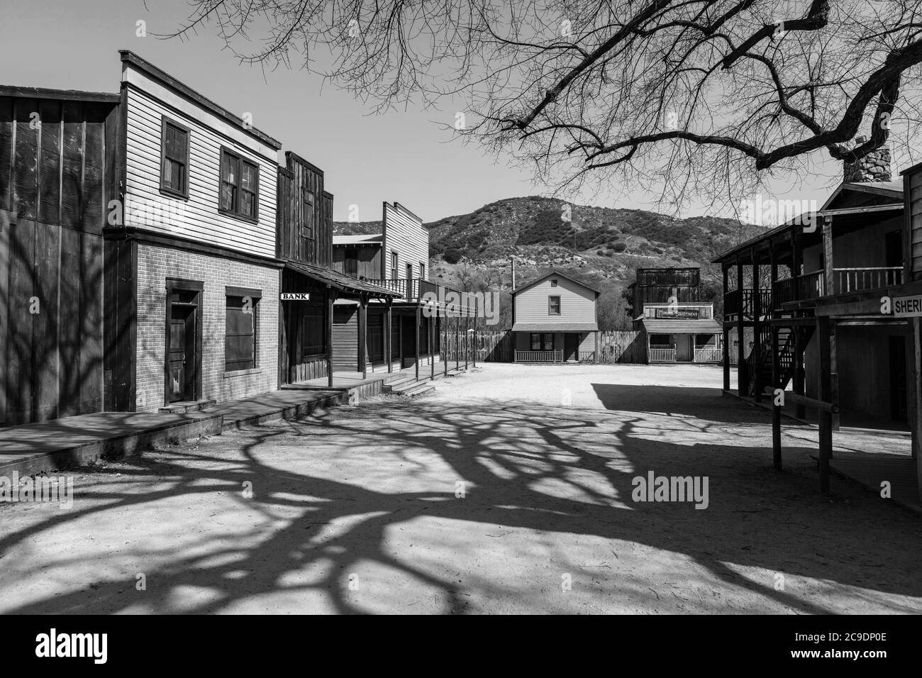 Schwarz-Weiß-Ansicht der historischen westlichen Filmstadt im Besitz von US National Park Service auf Paramount Ranch in der Santa Monica Mountains Recreation Area Stockfoto