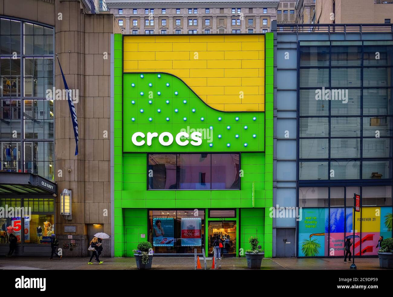 New York City, USA, Mai 2019, urbane Szene des Crocs-Stores in der W 34th St, Manhattan Stockfoto