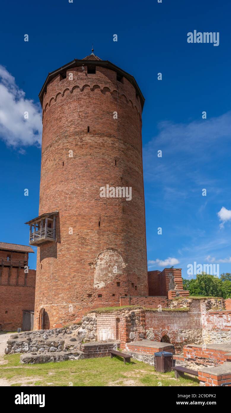 Die Burg Turaida, eine mittelalterliche Burg in Turaida, im Nationalpark Gauja in der Region Vidzeme in Lettland, am gegenüberliegenden Ufer des Flusses Gauja Stockfoto