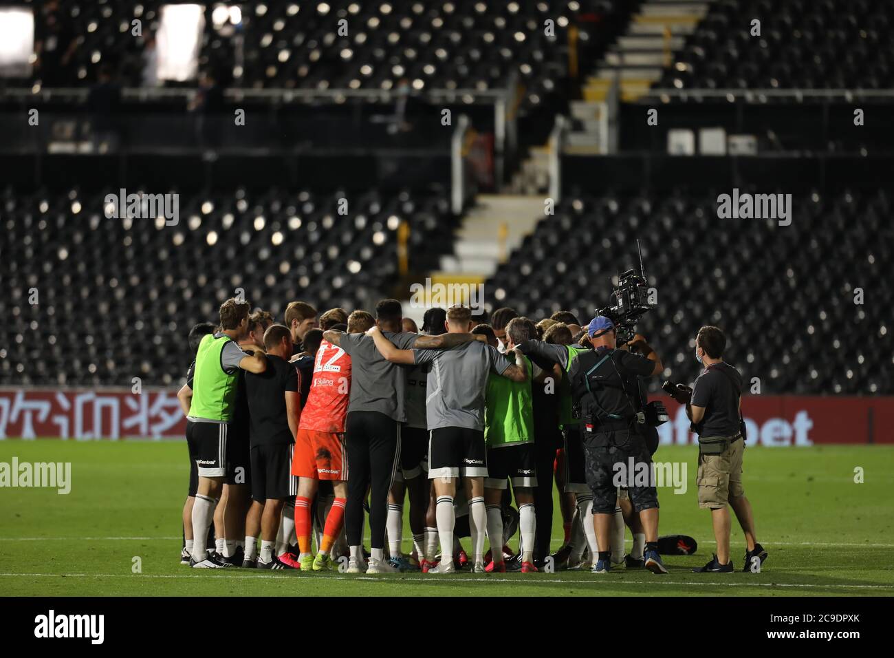 Craven Cottage, London, Großbritannien. Juli 2020. English Championship Football Playoff Semi Final Second Leg, Fulham gegen Cardiff City; die Fulham-Spieler huddle zusammen, wie sie das Playoff-Finale Credit: Action Plus Sports/Alamy Live News Stockfoto