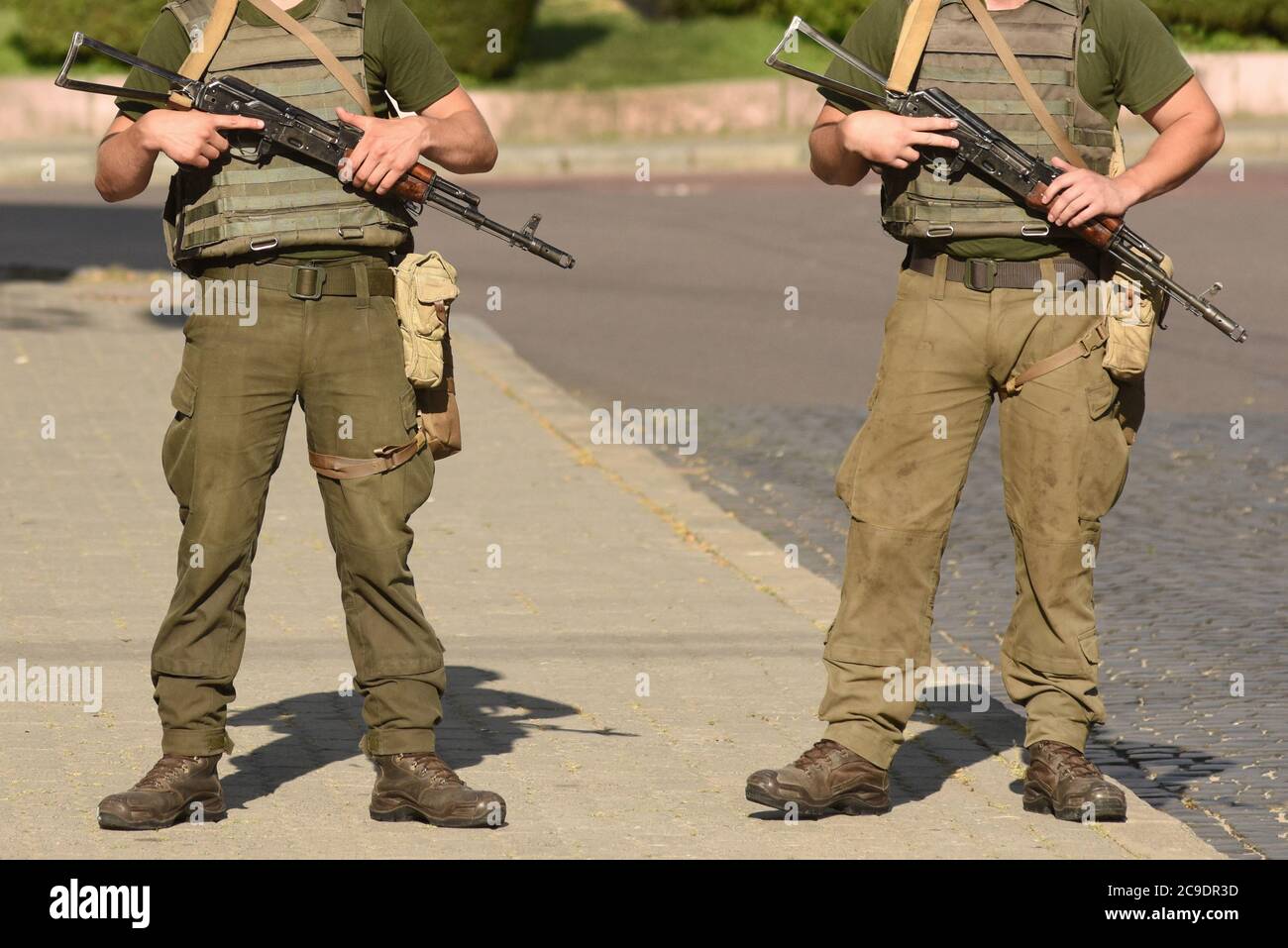 Soldaten Militär mit Waffe. Streitkräfte, Truppen, Armee. Soldaten mit Kalaschnikow-Sturmgewehr (AK-74) Stockfoto