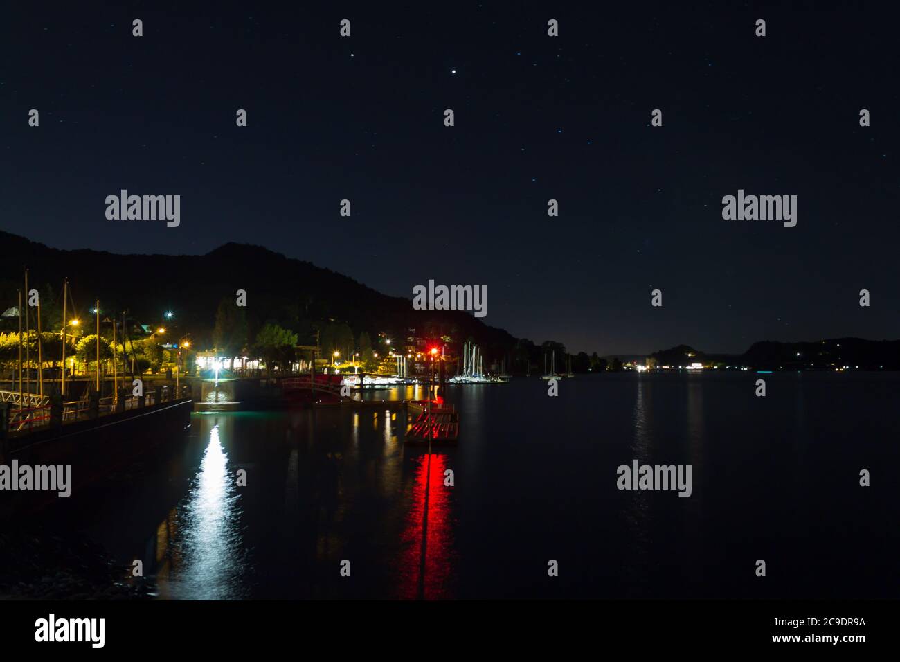 Blick auf Angera Port bei Nacht und Jupiter, Satunr und Sterne am Himmel Stockfoto