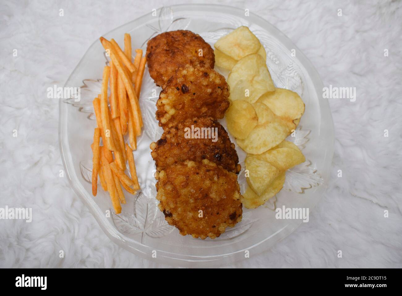 Köstliche hausgemachte Sabudana oder Sago vada eine beliebte frittierte traditionelle Snack aus Indien. Serviert mit rohen würzigen grünen und roten kühl in Geschirr Stockfoto