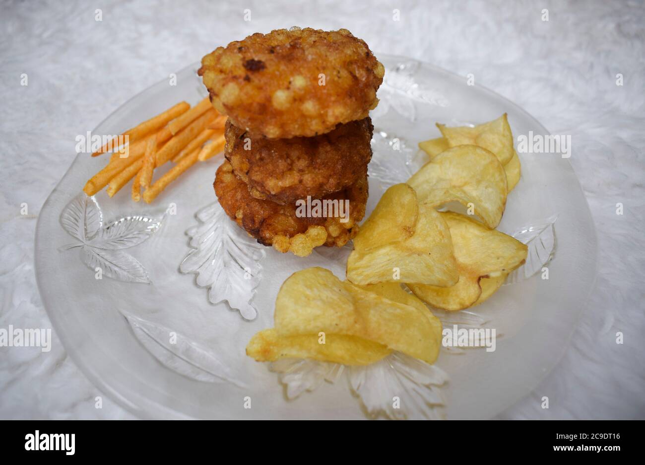 Gebratene Sabudana wada frisch und bereit, serviert werden. Osten während Fasten / Fastentage in der indischen Kultur. Serviert mit Faraaadi Aloo Chips und Alu Kartoffel s Stockfoto