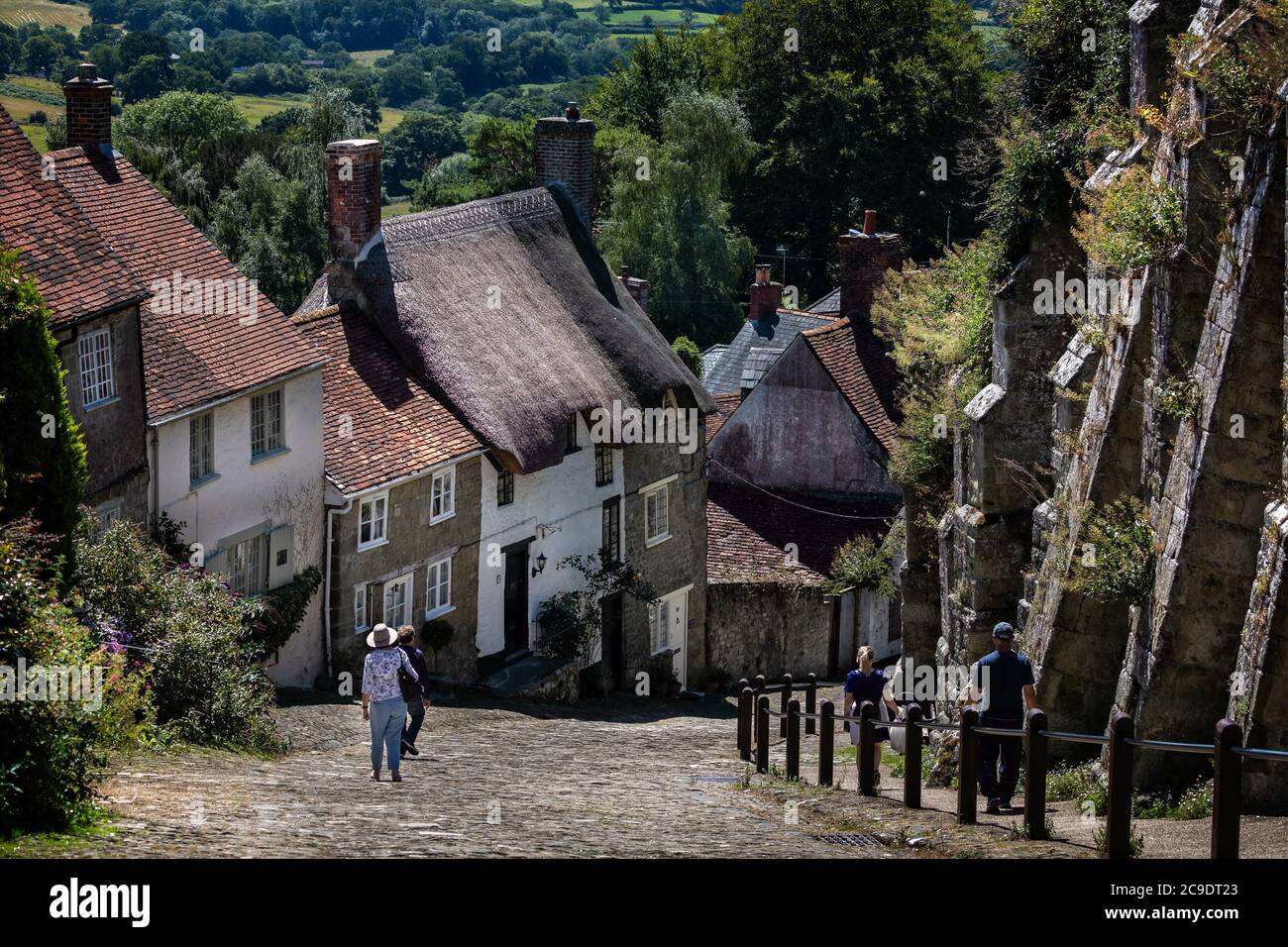 Blick auf den berühmten gepflasterten Gold Hill in Shaftesbury, Dorset, Großbritannien am 30. Juli 2020 Stockfoto