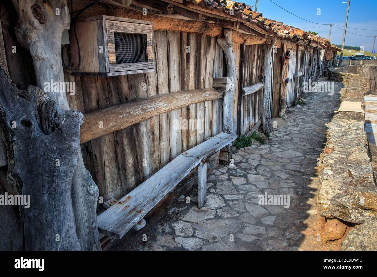 Holzhäuser, in denen früher Salz in den Salinen von Rio Maior in Portugal gehalten wurde. Stockfoto