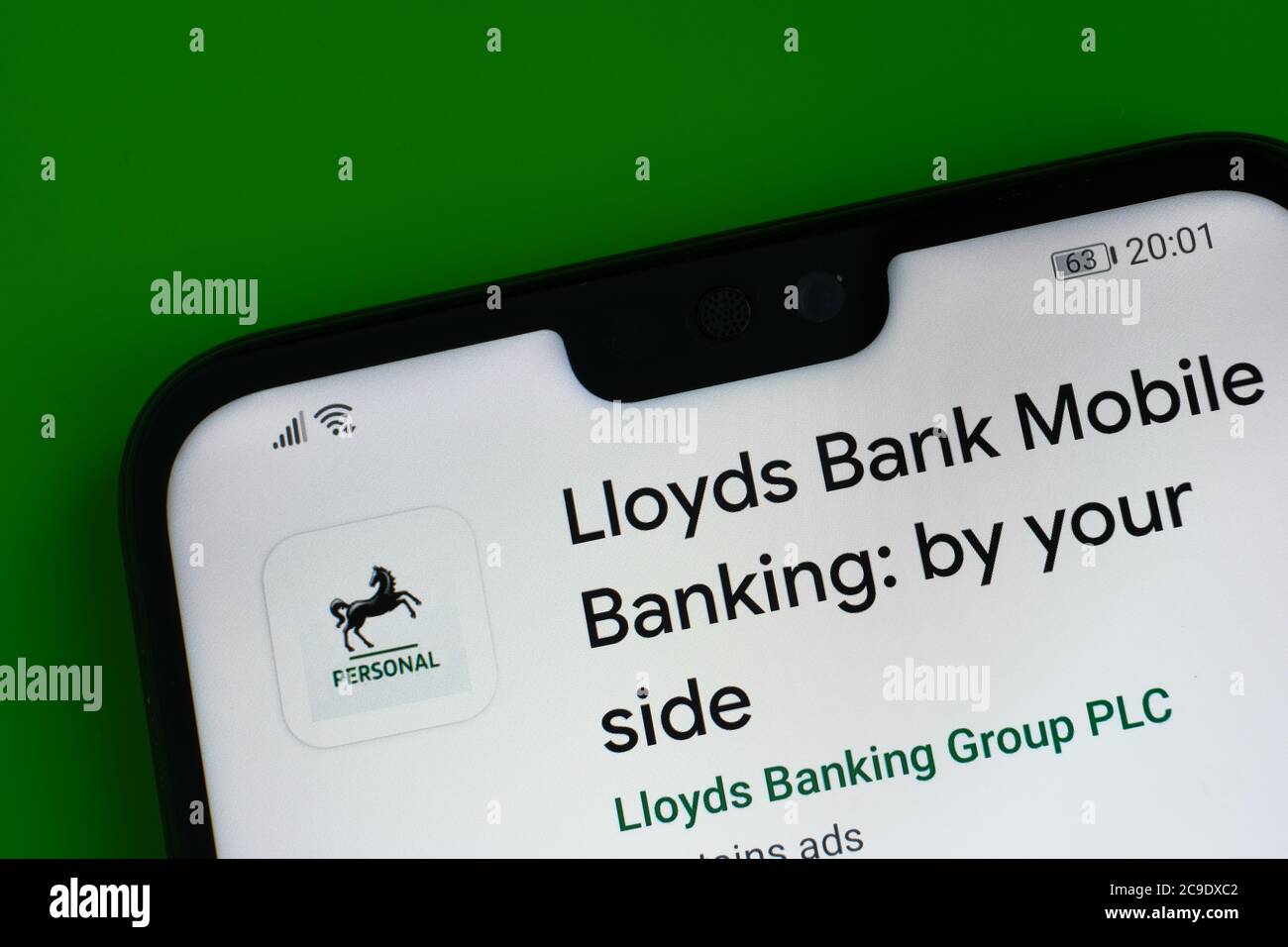 Stone / Vereinigtes Königreich - Juli 30 2020: Lloyds Bank Mobile Banking App auf der Ecke des Mobiltelefons gesehen. Stockfoto