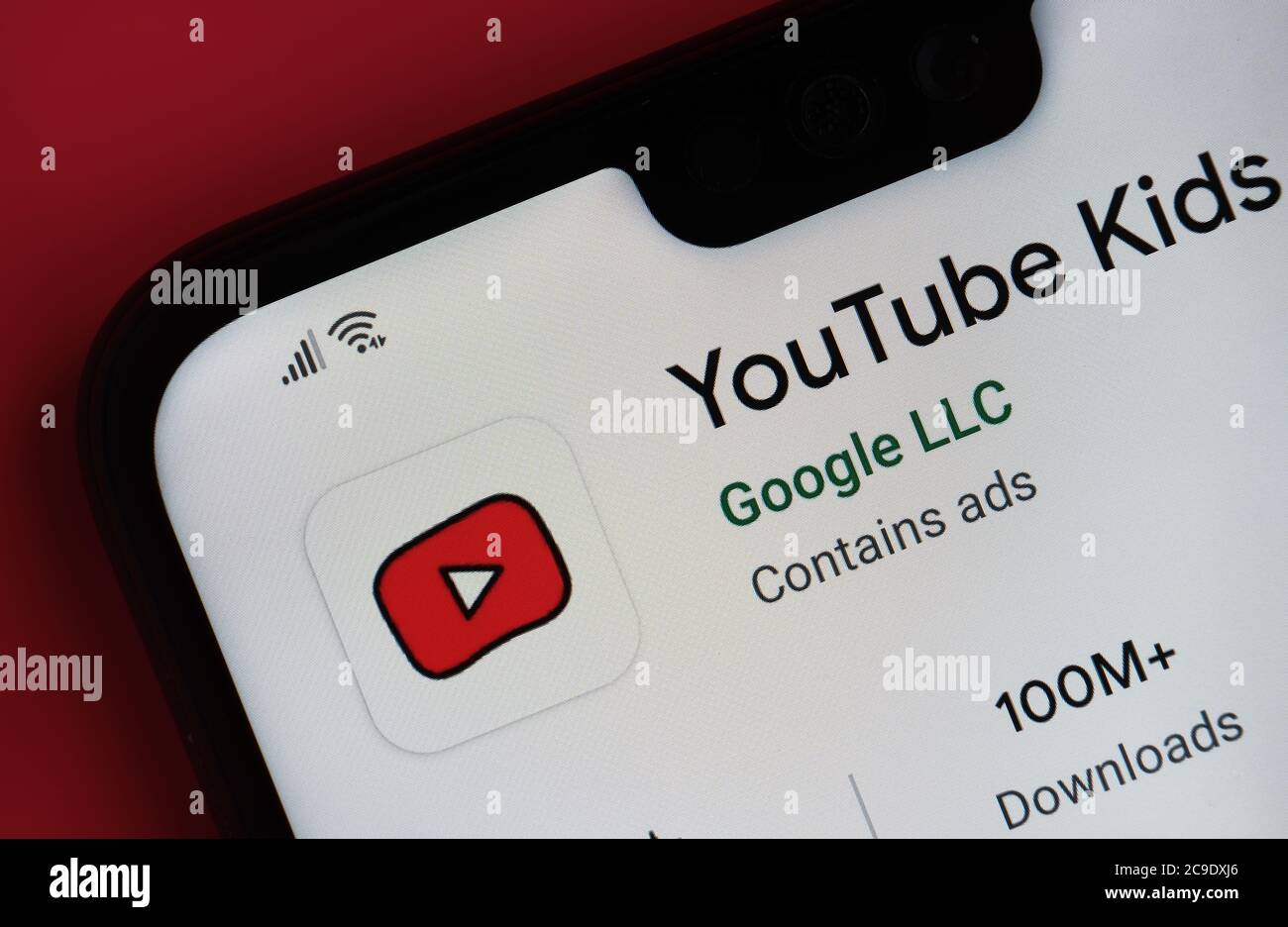 Stone / Großbritannien - Juli 30 2020: YouTube Kids App auf der Ecke des Mobiltelefons gesehen. Stockfoto