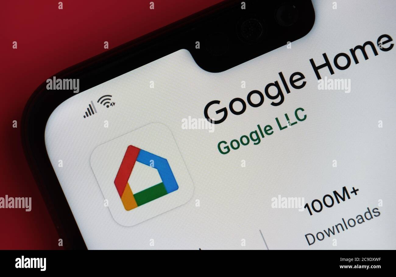 Stone / Großbritannien - Juli 30 2020: Google Home App auf der Ecke des Mobiltelefons gesehen. Stockfoto