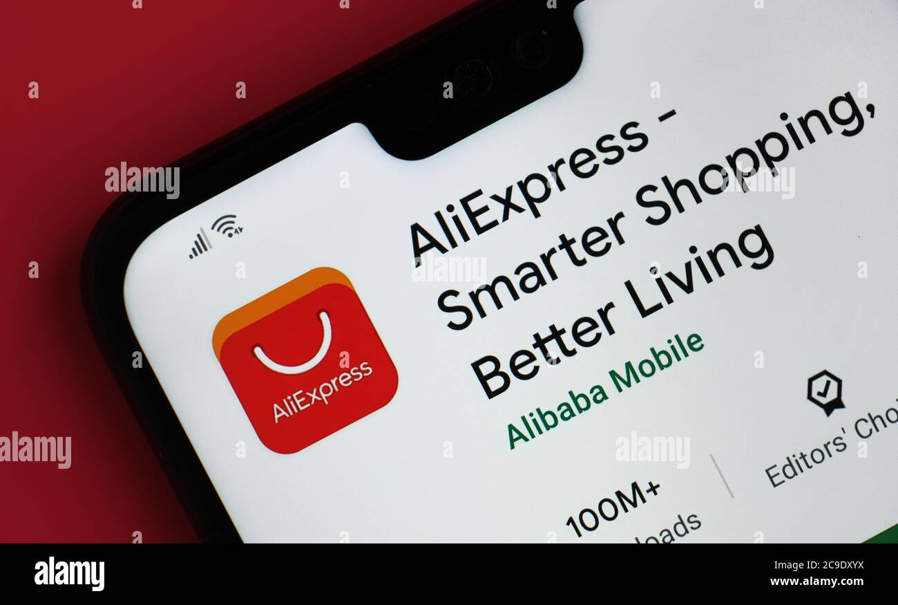 Stone / Großbritannien - Juli 30 2020: AliExpress App auf der Ecke des Mobiltelefons gesehen. Mobile Shopping-Plarform erstellt von Alibaba. Stockfoto
