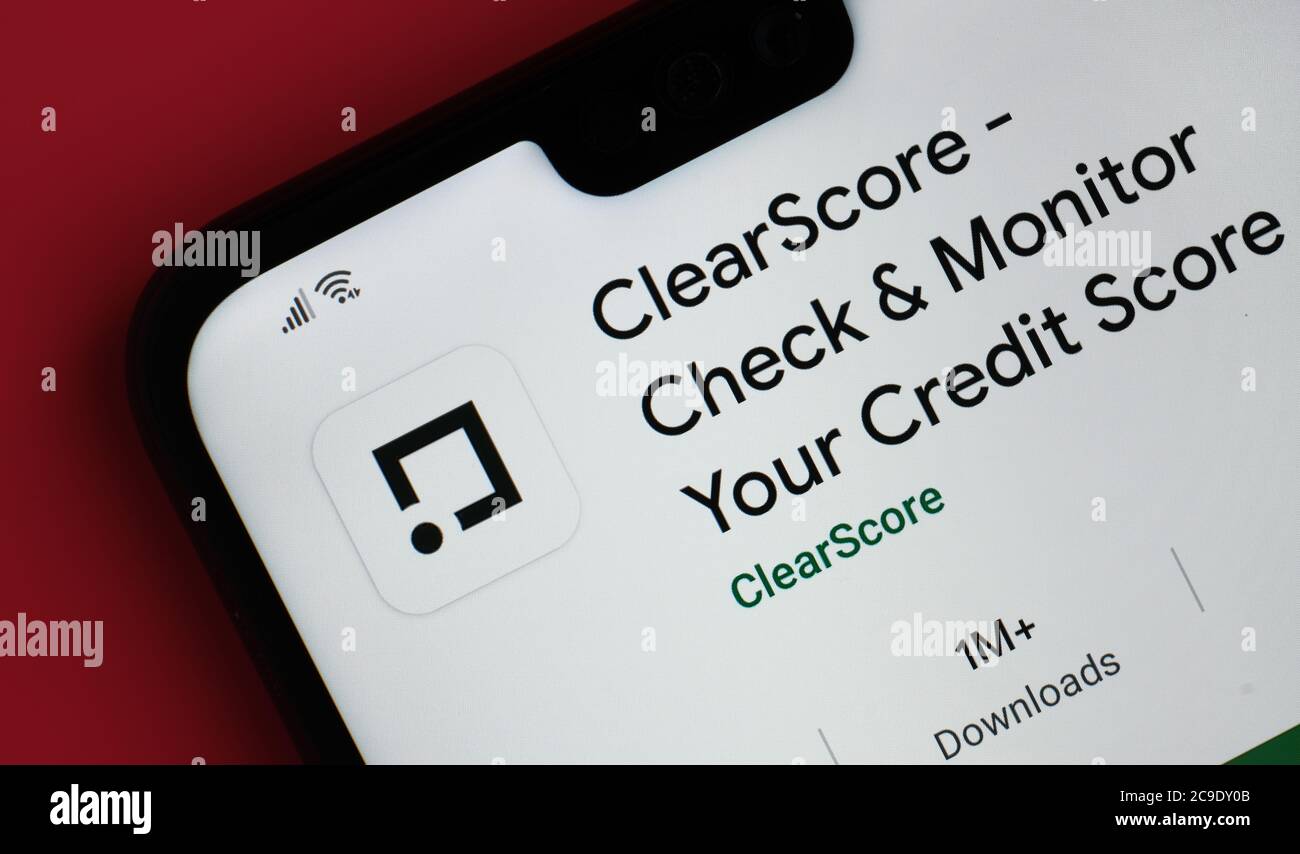 Stone / Großbritannien - Juli 30 2020: ClearScore App auf der Ecke des Mobiltelefons gesehen. Stockfoto