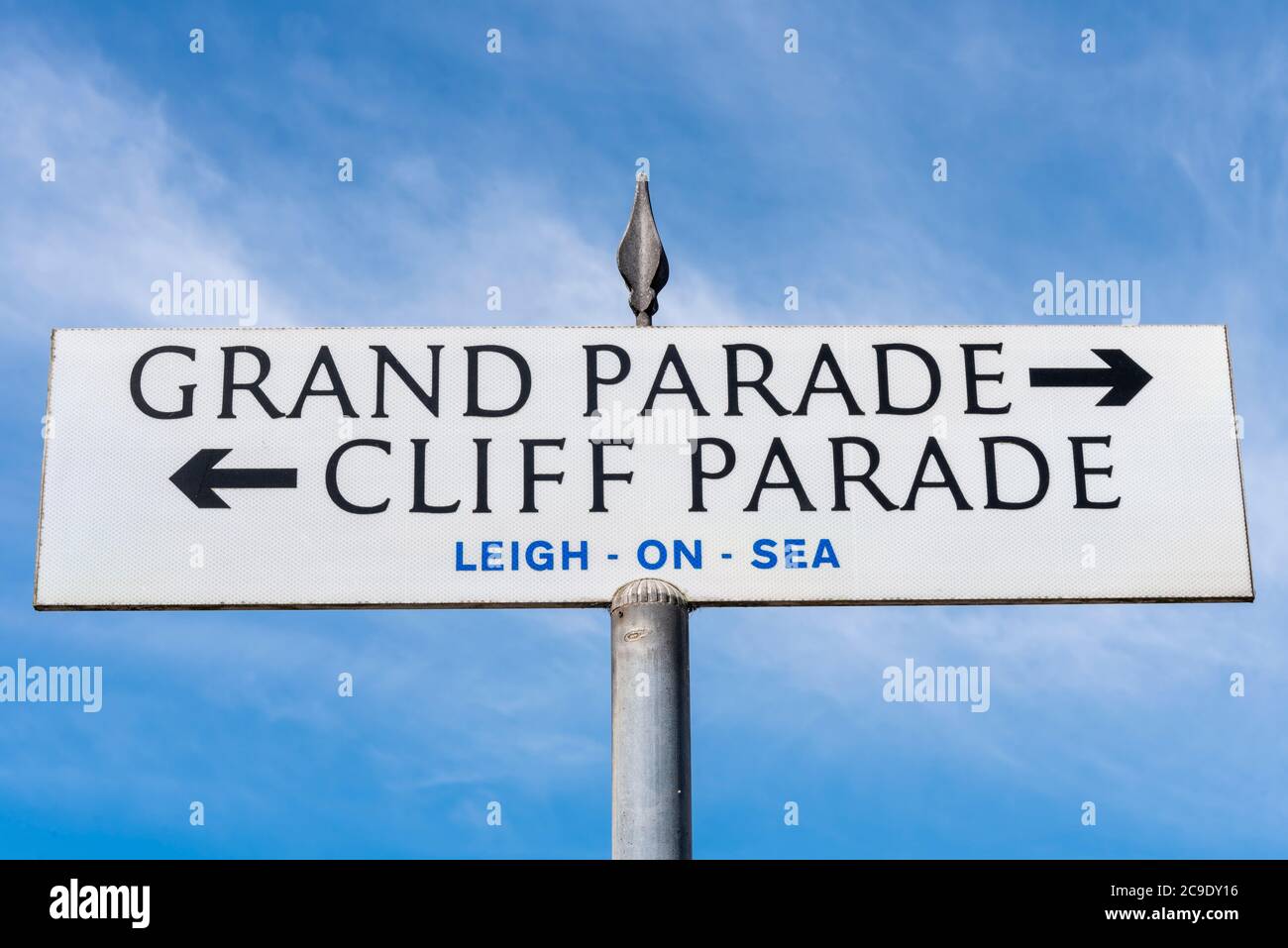 Grand Parade, Cliff Parade, Wegweiser in Leigh on Sea, Southend, Essex, Großbritannien. Exklusiver Bereich. Beide Richtungen, Pfeile Stockfoto