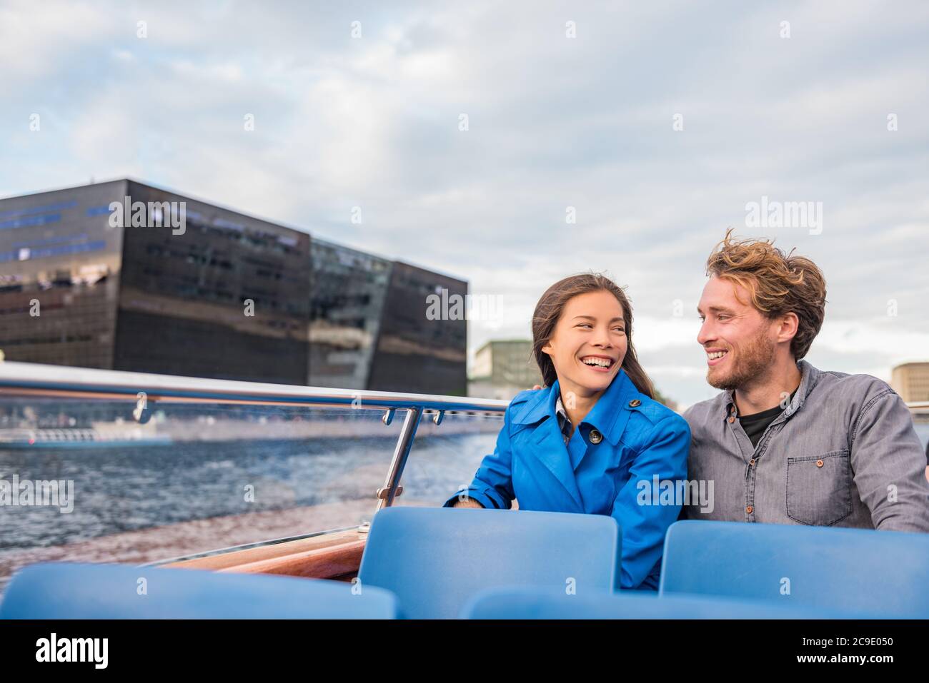 Kopenhagen Touristen Paar auf City-Bootstour genießen Blick auf die Black Diamond Royal Bibliothek, berühmte Architektur Gebäude, Dänemark, Europa Stockfoto