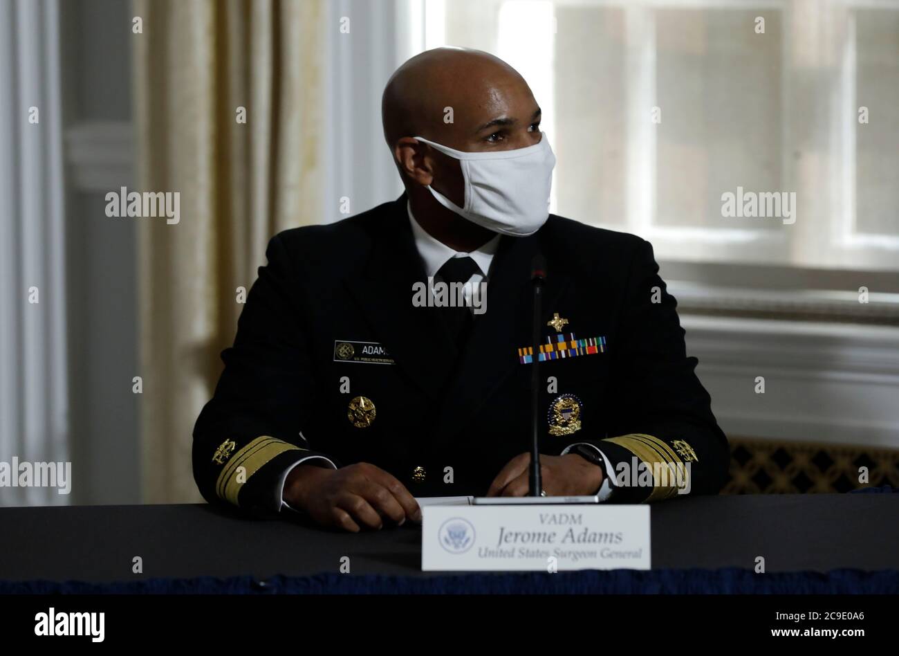 Vice Admiral (VADM) Jerome M. Adams, M.D., M.P.H., United States Surgeon General nimmt mit Präsident Donald Trump an einem Runden Tisch zur Plasmaspende am amerikanischen Red Cross National Headquarters in Washington am 30. Juli 2020 Teil. Quelle: Yuri Gripas/Pool via CNP/MediaPunch Stockfoto