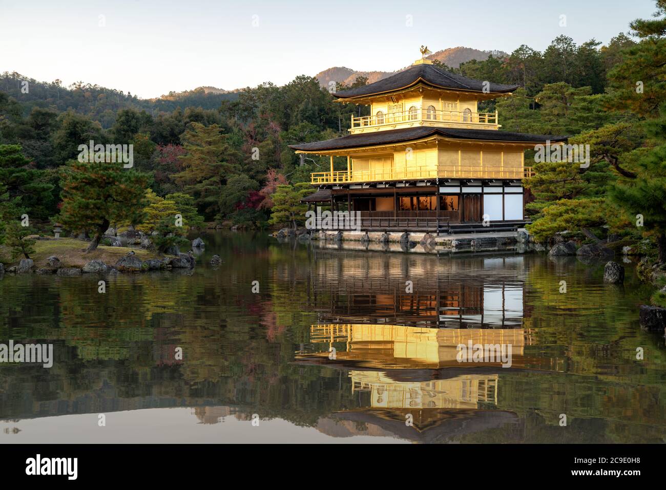 Blick auf Kinkakuji der berühmte Goldene Pavillon mit japanischem Garten und Teich mit dramatischem Abendhimmel in der Herbstsaison in Kyoto, Japan. Japanische Landschaft Stockfoto