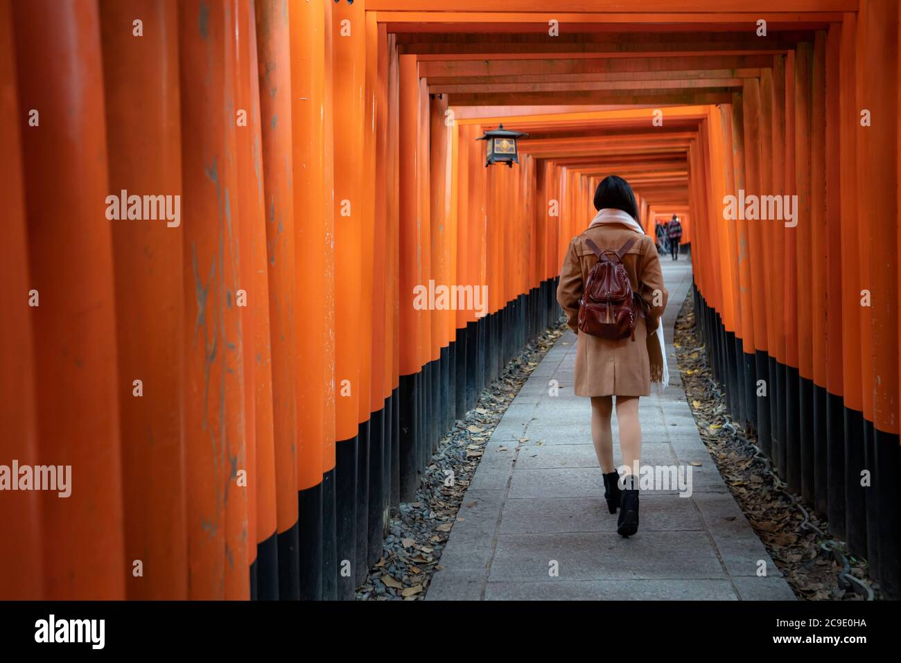 Eine asiatische Frau mit Rucksackwandern und Sightseeing am berühmten Reiseziel Fushimi Inari Schrein in Kyoto, Japan. Japan Tourismus, Natur Leben Stockfoto