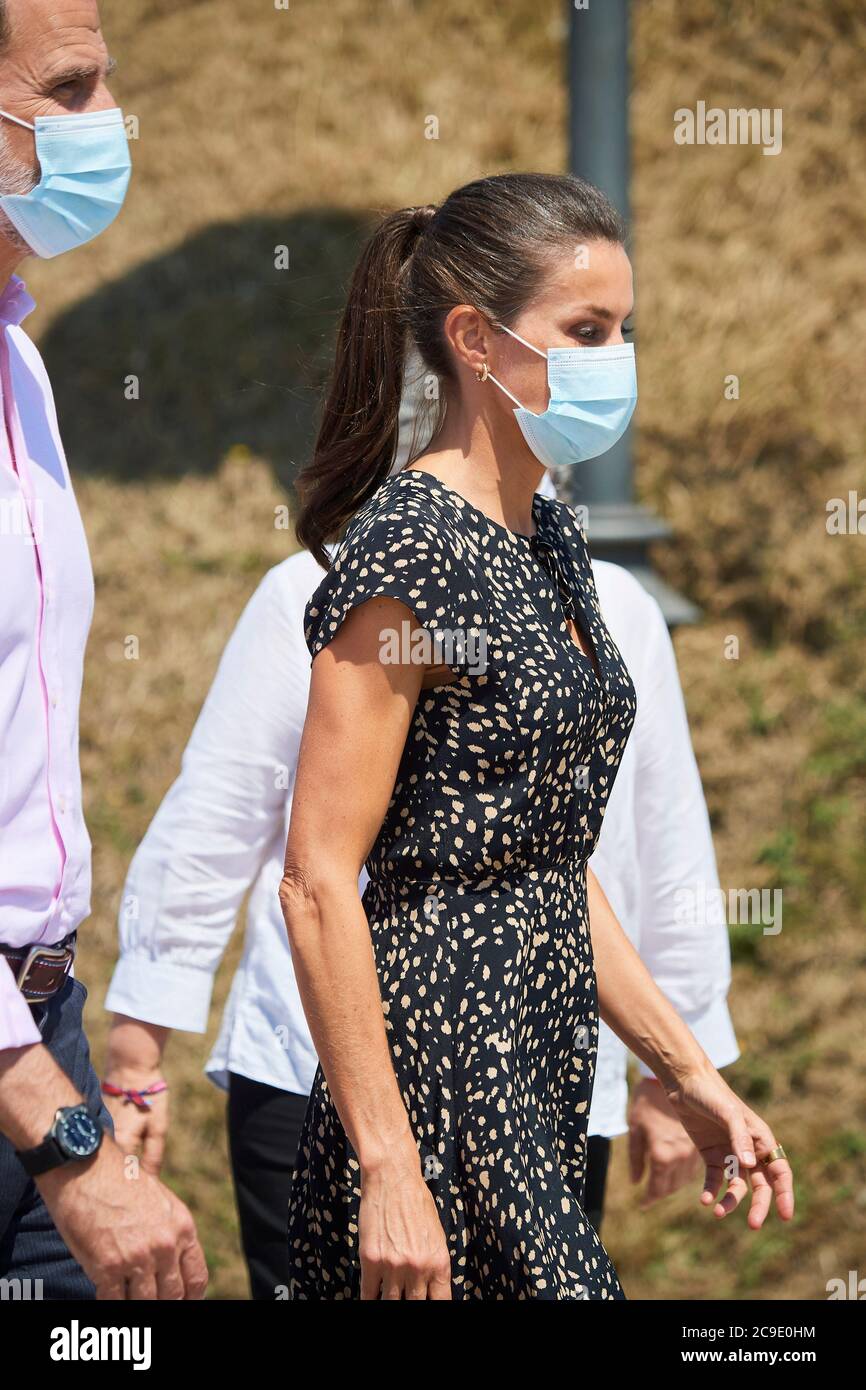 Gijon, Asturien, Spanien. Juli 2020. Königin Letizia von Spanien besuchen Cerro de Santa Catalina und 'El elogio del Horizonte' von Chillida Künstler am 30. Juli 2020 in Gijon, Spanien.Diese Reise ist Teil einer königlichen Tour, die König Felipe und Königin Letizia durch mehrere spanische Autonome Gemeinschaften führt, mit dem Ziel, wirtschaftliche, soziale und kulturelle Aktivitäten nach dem Coronavirus-Ausbruch zu unterstützen. Kredit: Jack Abuin/ZUMA Wire/Alamy Live Nachrichten Stockfoto