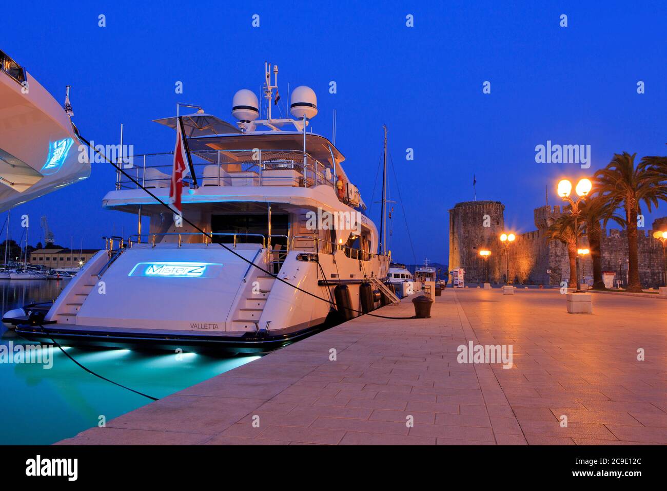 Die Luxus-Charter-Motoryacht Mister Z aus Valletta, Malta bei Dämmerung in der Altstadt von Trogir, Kroatien Stockfoto