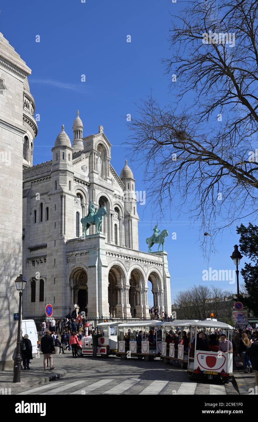 Die historische Basilika Sacre Coeur in Montmartre an einem schönen Frühlingstag, Paris FR Stockfoto