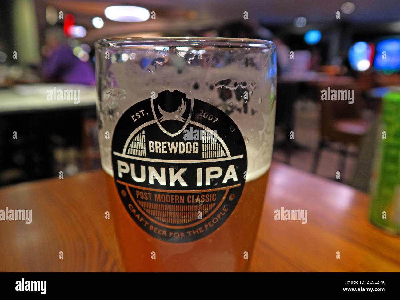 BrewDog Glas, Punk IPA Glas, Wetherspoon Pub, billiges Ale, billiges Pint, Brewdog Brewing - Glas halb voll Stockfoto