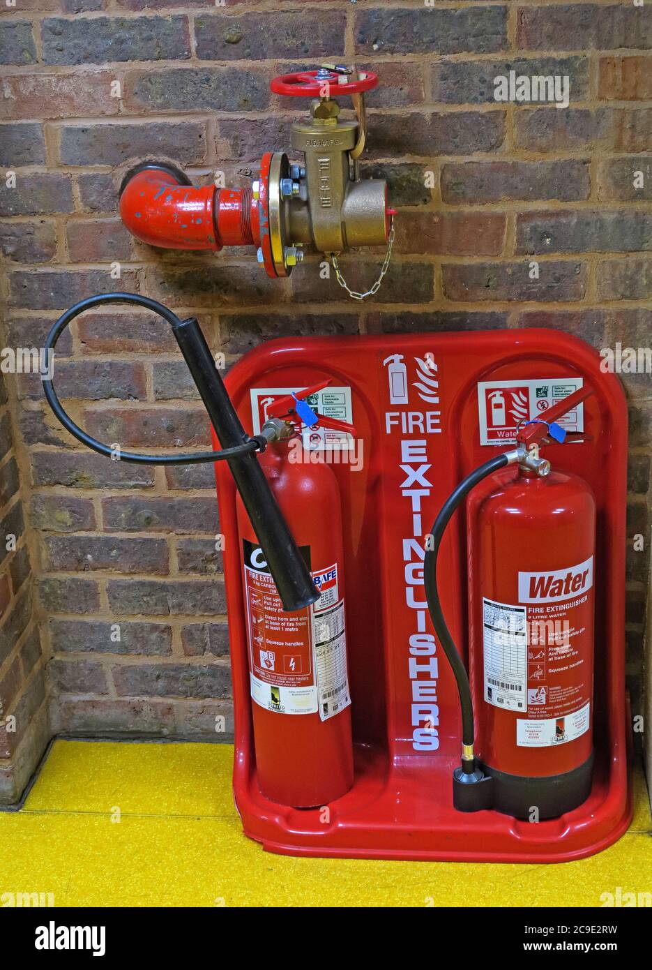 Hydrantenarmatur und Feuerlöscher-Station, in einem öffentlichen Gebäude, England, Großbritannien - Wasser Stockfoto