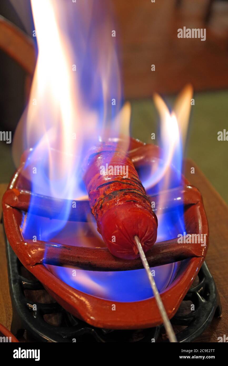 Portugiesische Wurst gekocht über Alkohol, Taunton, Somerset, South West England, UK - chouriço a Bombeiro Stockfoto