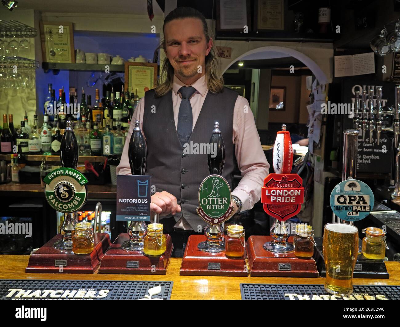 Barman, Ring of Bells Pub, 16-17 St James St, Taunton, South West England, Großbritannien, TA1 1JS Stockfoto
