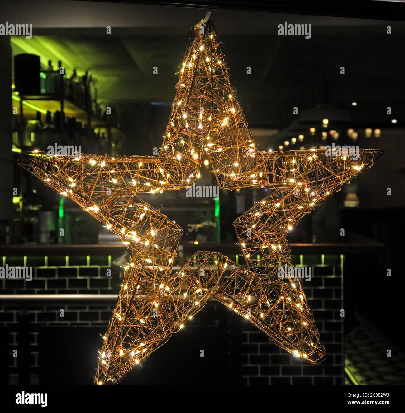 Sternenbeleuchtung in einem Schaufenster, Weihnachten, Feiern Stockfoto