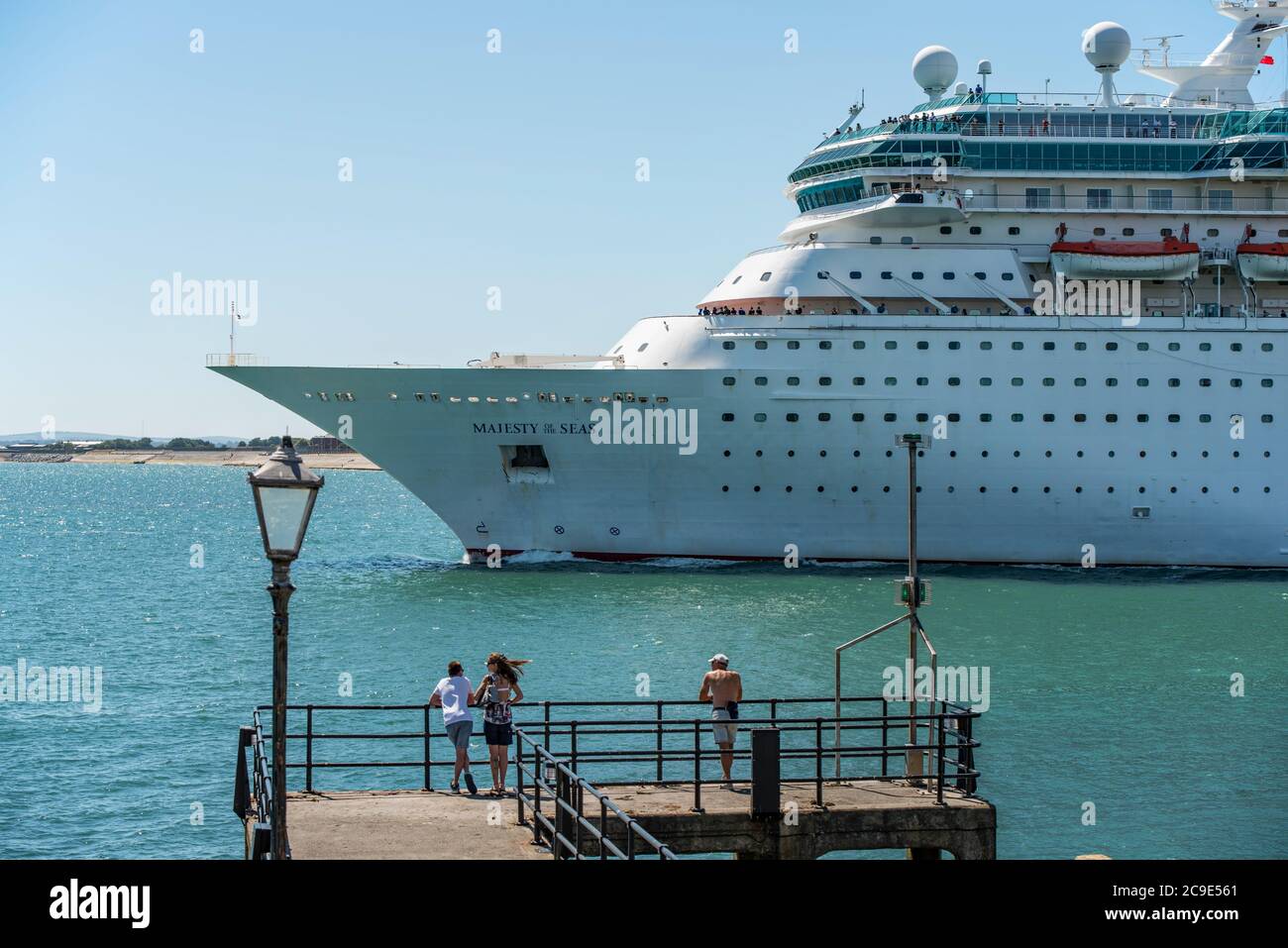 Das Kreuzfahrtschiff MS Majesty of the Seas, das am Nachmittag des 30. Juli 2020 in Portsmouth, Großbritannien, abfährt. Stockfoto