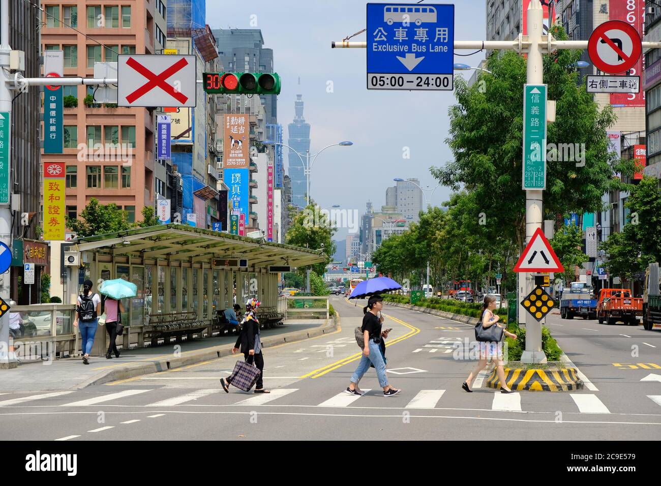 Taipei Taiwan - Straßenbild Xinyi Straße im Xinyi Bezirk Stockfoto