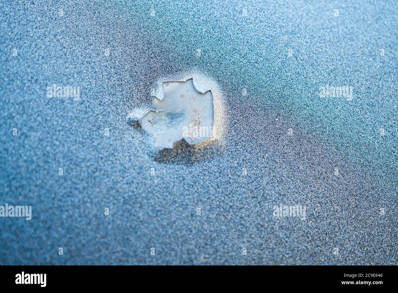 Bullet Hole in Car Metal Door Close Up Stockfoto