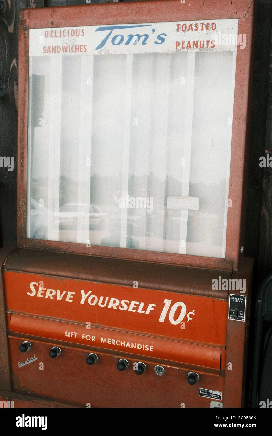 Rusty antique Tom's Snacks Verkaufsautomat auf dem Display in Montgomery Alabama, USA. Stockfoto