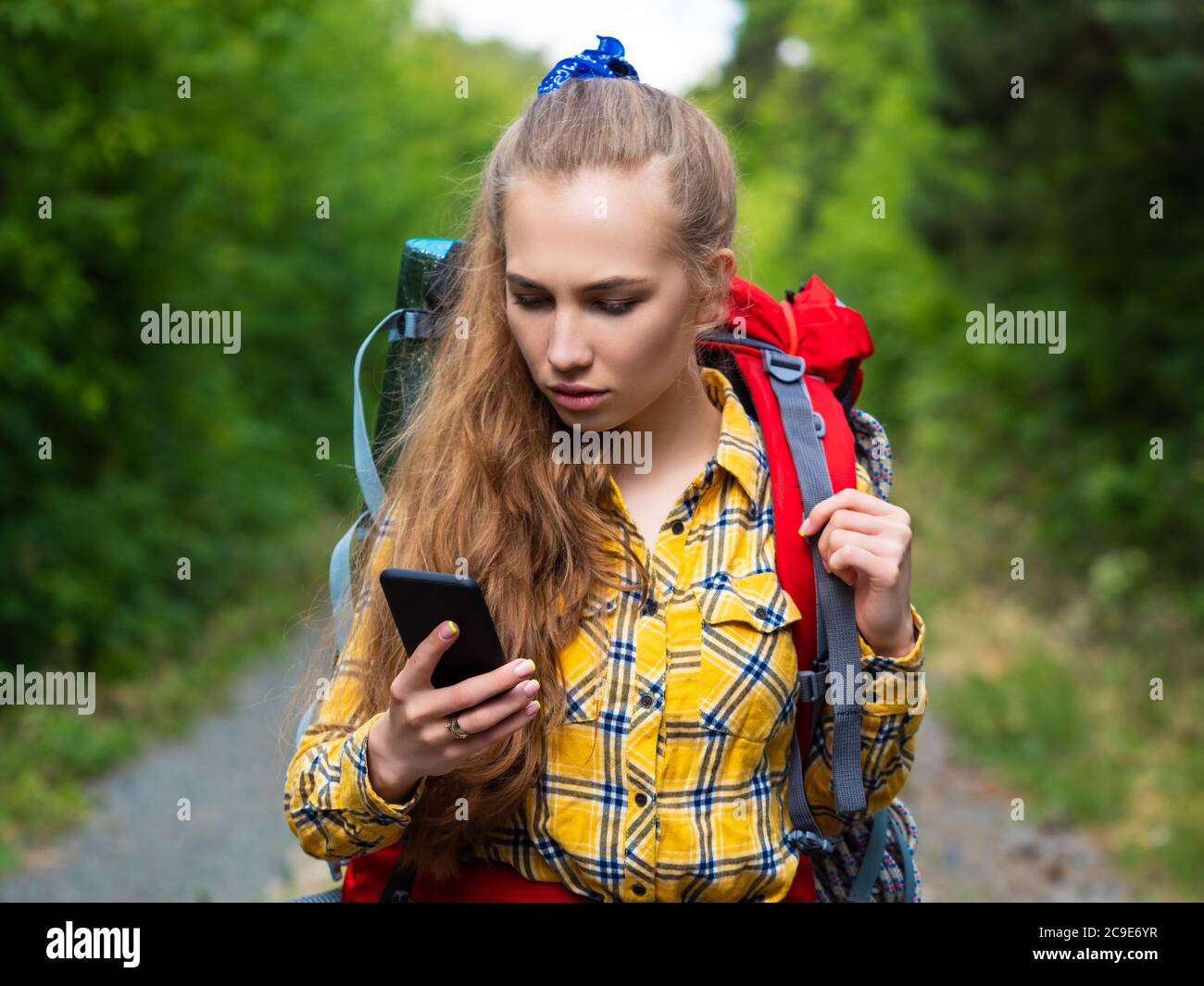 Closse-up Porträt einer Frau, die im Wald verloren. Verloren im Wald und mit GPS-App im Handy. Stockfoto