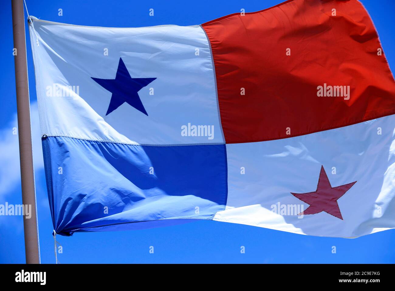 Panama Flagge weht im Wind mit blauem Himmel und Wolken im Hintergrund Stockfoto