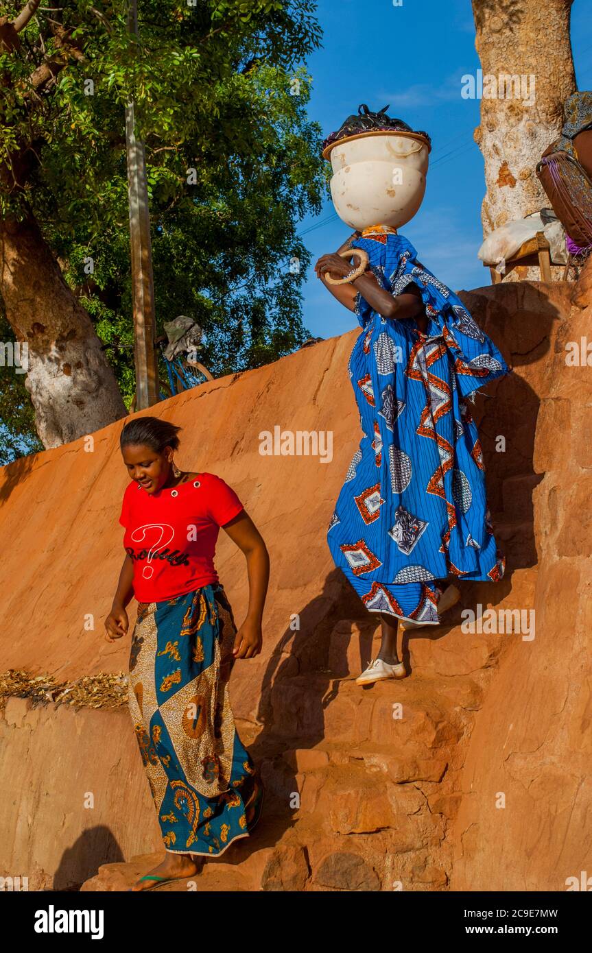 Einheimische Frauen klettern am Flussufer zum Bani-Fluss in Mopti in Mali, Westafrika. Stockfoto