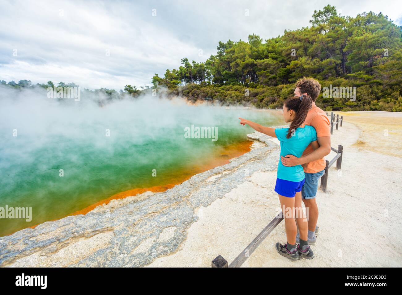 Neuseeland Reise Touristen Paar am Champagne Pool in Wai-O-Tapu Pools Sacred Waters. Touristenattraktion in Waiotapu, Rotorua, Nordinsel. Aktiv Stockfoto