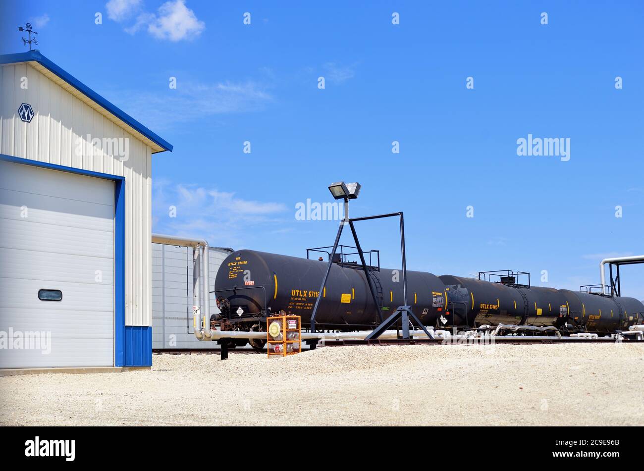 Bartlett, Illinois, USA. Eisenbahnkesselwagen ruhen auf einem Bahngleis, der eine Produktionsanlage innerhalb eines Industriepark-Komplexes bedient. Stockfoto