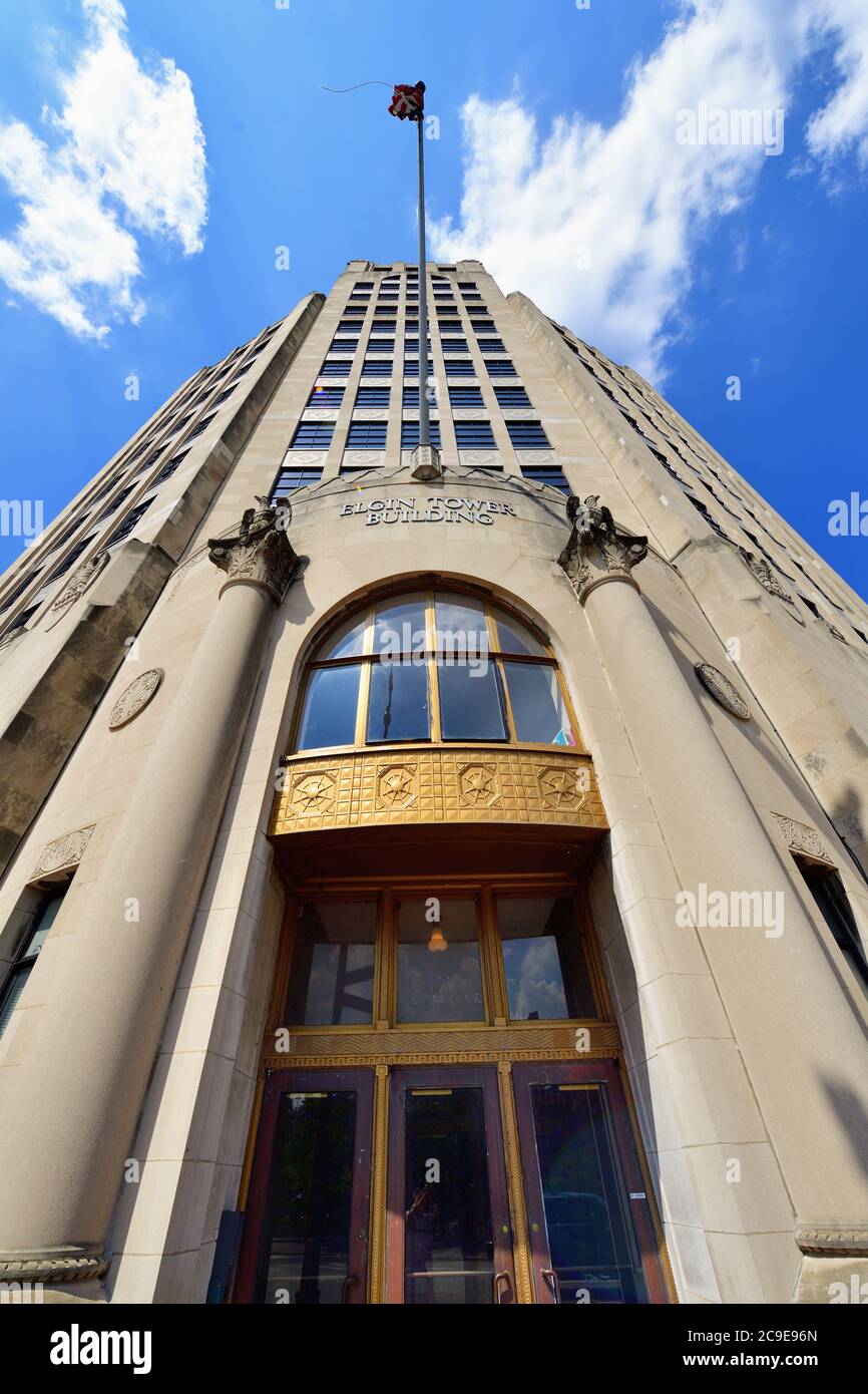 Elgin, Illinois, USA. Das Elgin Tower Building (ursprünglich das Home Banks Building) ist ein Wahrzeichen in der Innenstadt von Elgin, Illinois. Stockfoto