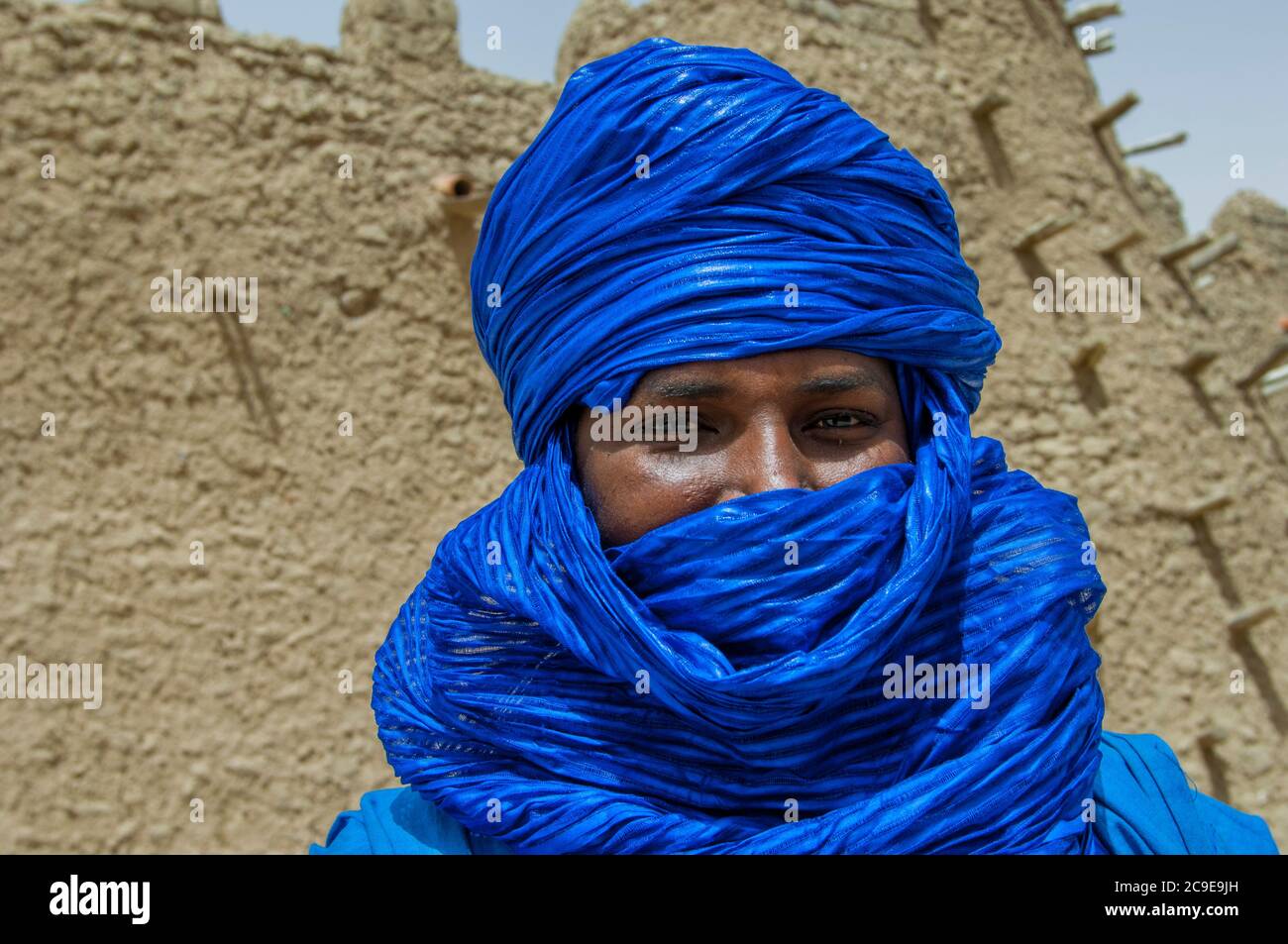 Porträt eines Tuareg-Mannes vor der Djinguereber-Moschee (UNESCO-Weltkulturerbe) in Timbuktu, Mali, einem berühmten Lernzentrum Malis Stockfoto