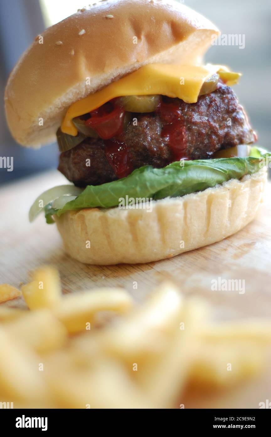 Burger mit Pommes frites Stockfoto