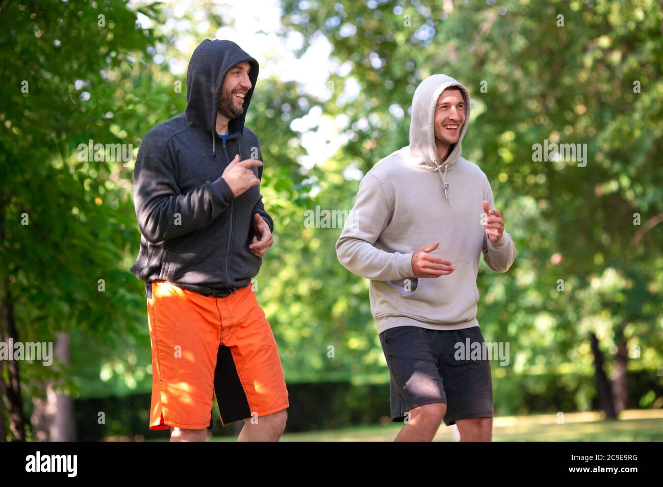 Zwei Männer joggen im Freien. Morgenlauf. Aktives und gesundes Lifestyle-Konzept. Selektiver Fokus. Stockfoto