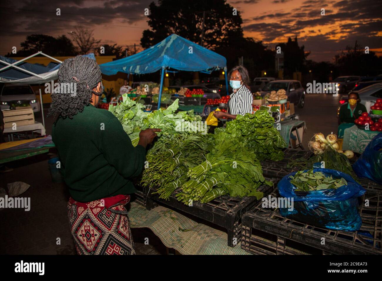 Lusaka, Sambia. Juli 2020. Ein Händler verkauft Gemüse in Foxdale Mall Donnerstag Markt in Lusaka, Hauptstadt von Sambia, 30. Juli 2020. Quelle: Martin Mbangweta/Xinhua/Alamy Live News Stockfoto