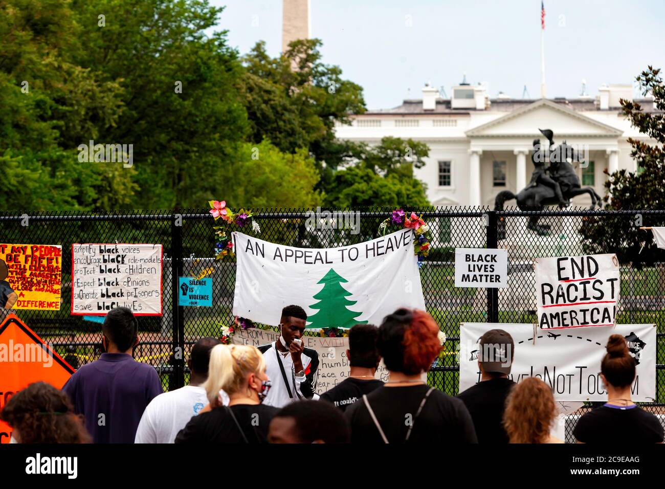 Ty Hobson-Powell von den betroffenen Bürgern von DC spricht zu den Demonstranten am Weißen Haus/Lafayette Square, Washington, DC, Vereinigte Staaten Stockfoto